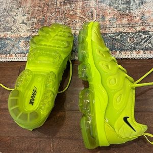 Men’s size 12 Nike Air Vapormax in Oregon Ducks color. Worn once.